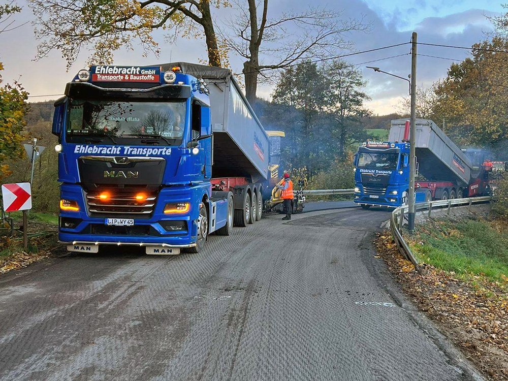 Asphalt Lieferung im Straßenbau LKW von Ehlebracht Transporte liefern Asphalt für Straßenbau