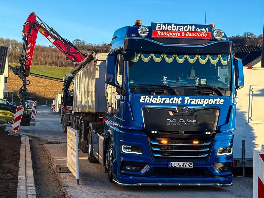 Baustofftransport mit LKW LKW von Ehlebracht Transporte transportiert Baustoffe auf Baustelle