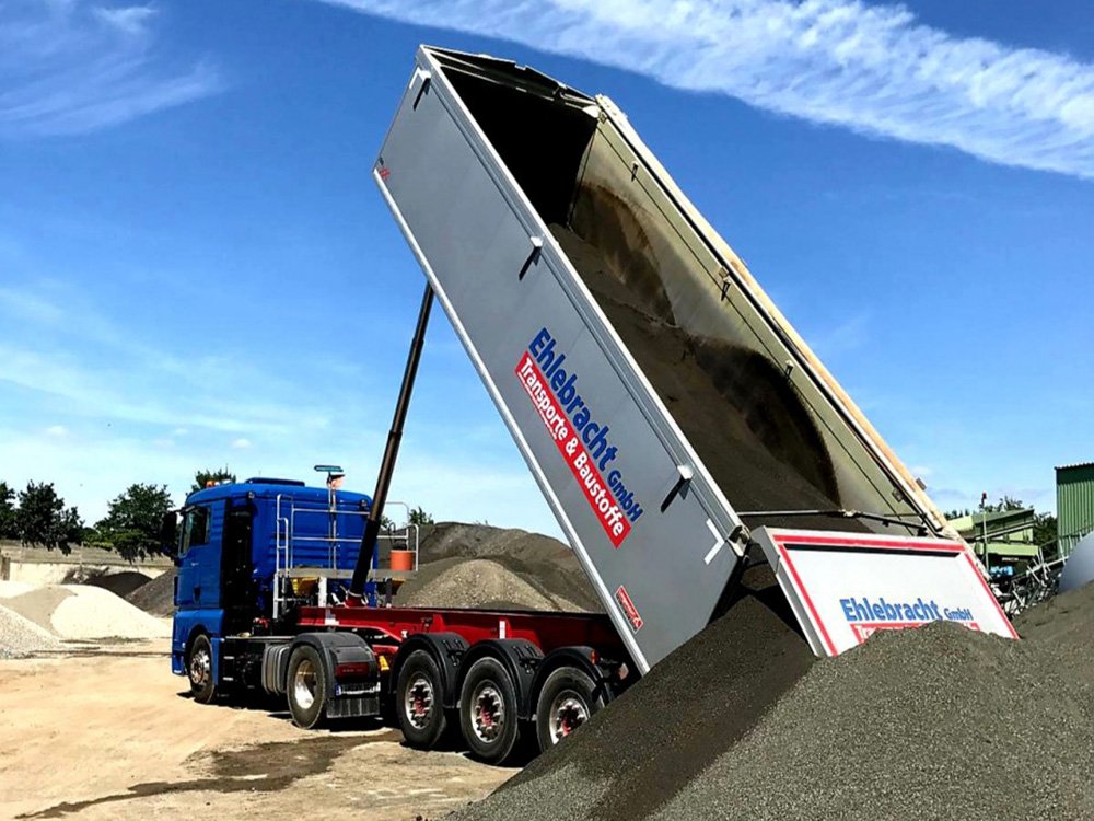 Schüttgut Lieferung mit Kipper LKW Kipper LKW liefert Schüttgut Baustoffe wie Sand und Kies