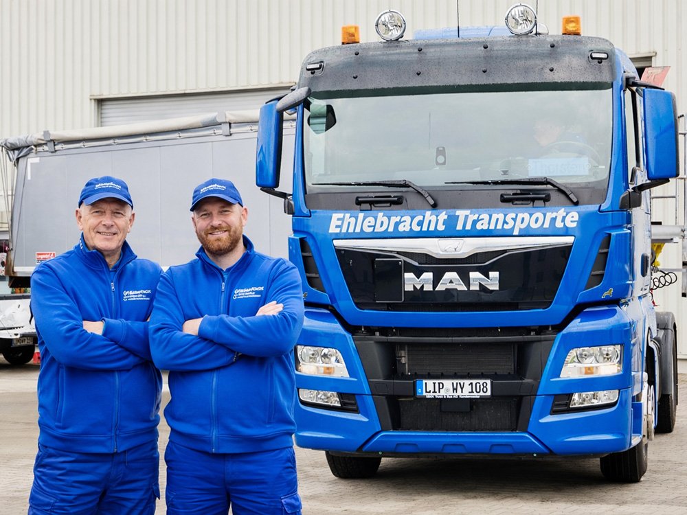 Kraftfahrer Team Ehlebracht Transporte Zwei Kraftfahrer von Ehlebracht Transporte vor LKW im Baustellenverkehr