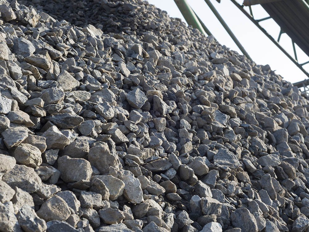 Schotter Schüttgut Lager Große Menge Schotter als Schüttgut Baustoff auf Lagerplatz